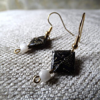 Boucles d'oreilles origami carré pierre de lune blanche