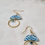 boucles originales bleu motif vague
