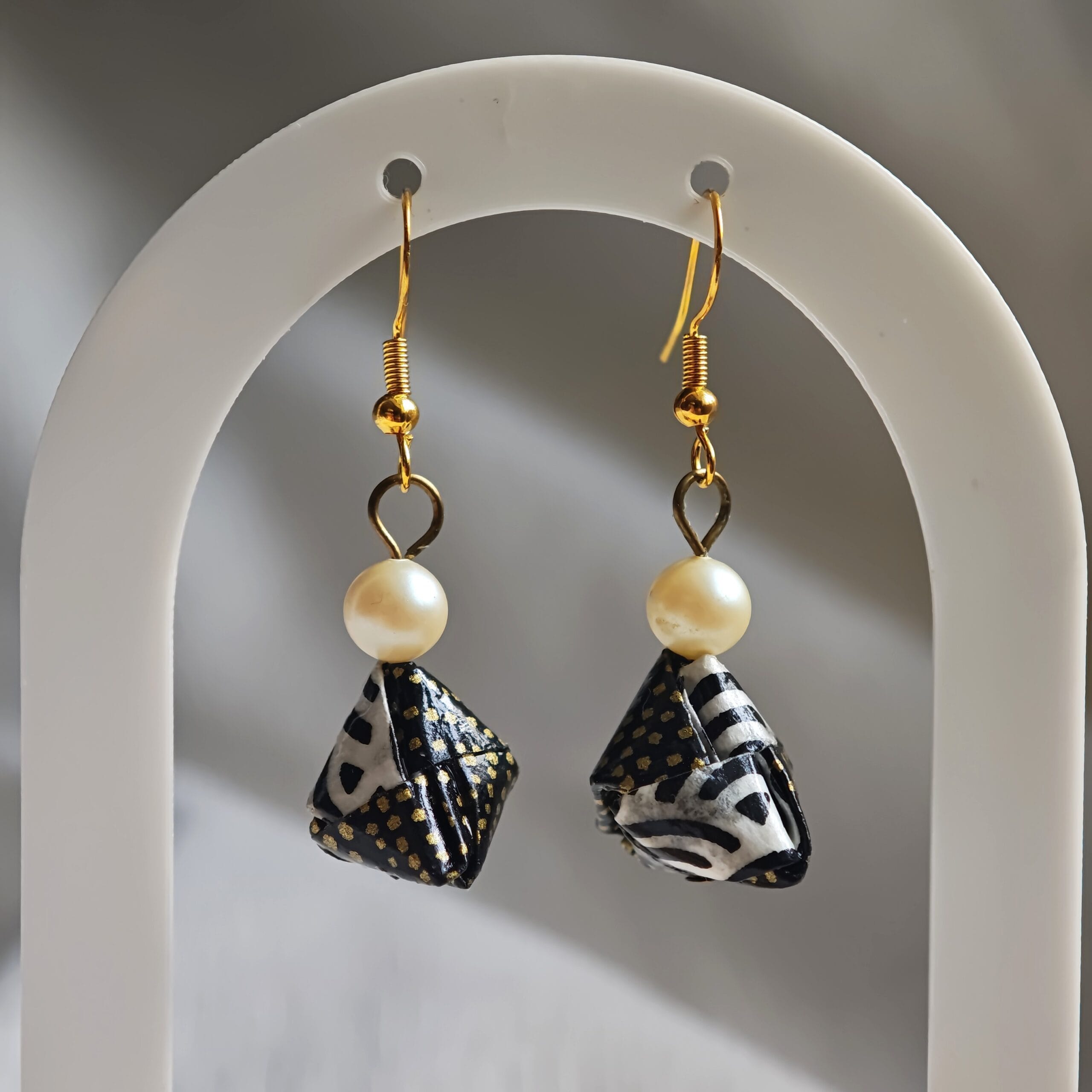 Boucles d'oreilles origami triangles perles eau douce papier japonais