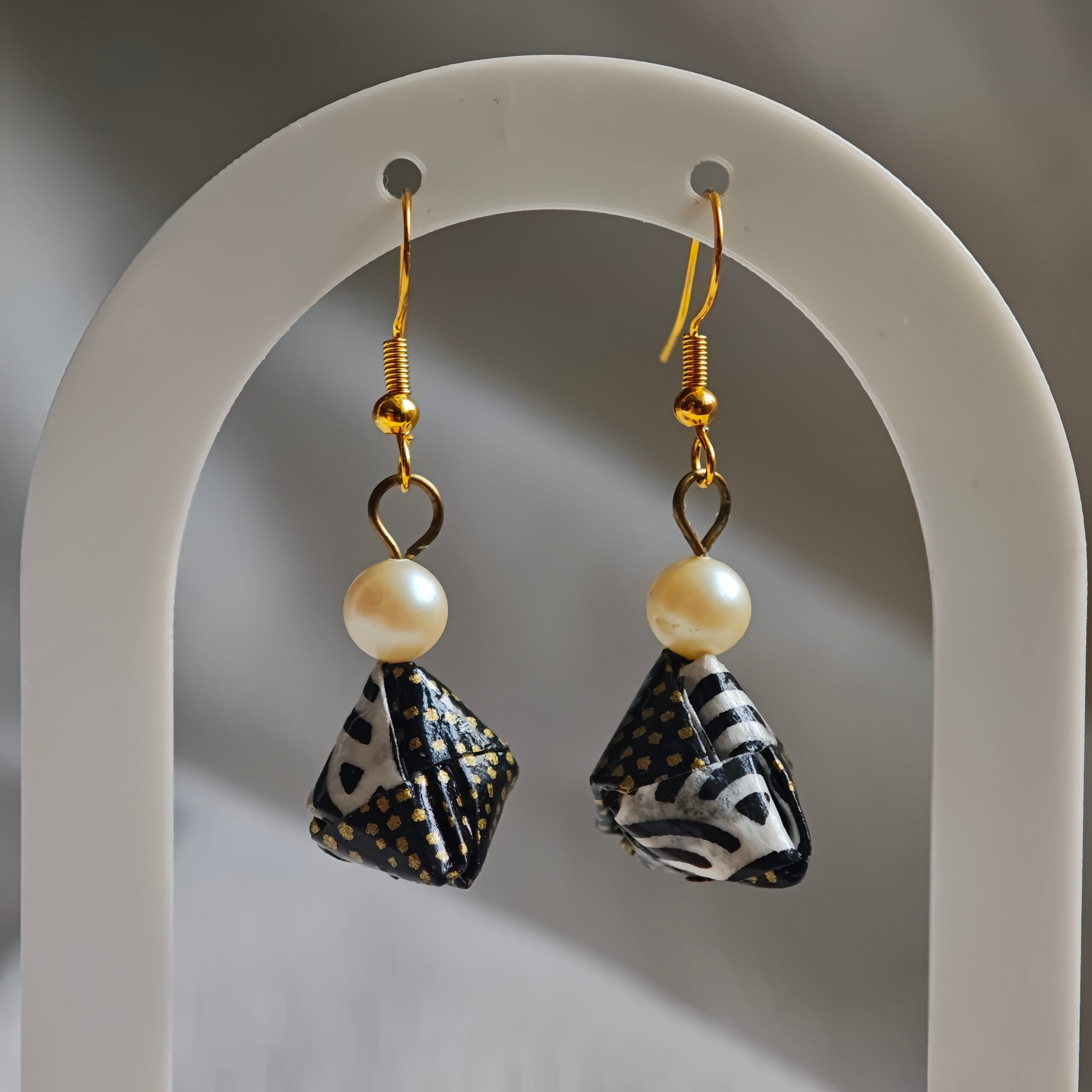 Boucles d'oreilles origami triangles perles eau douce papier japonais