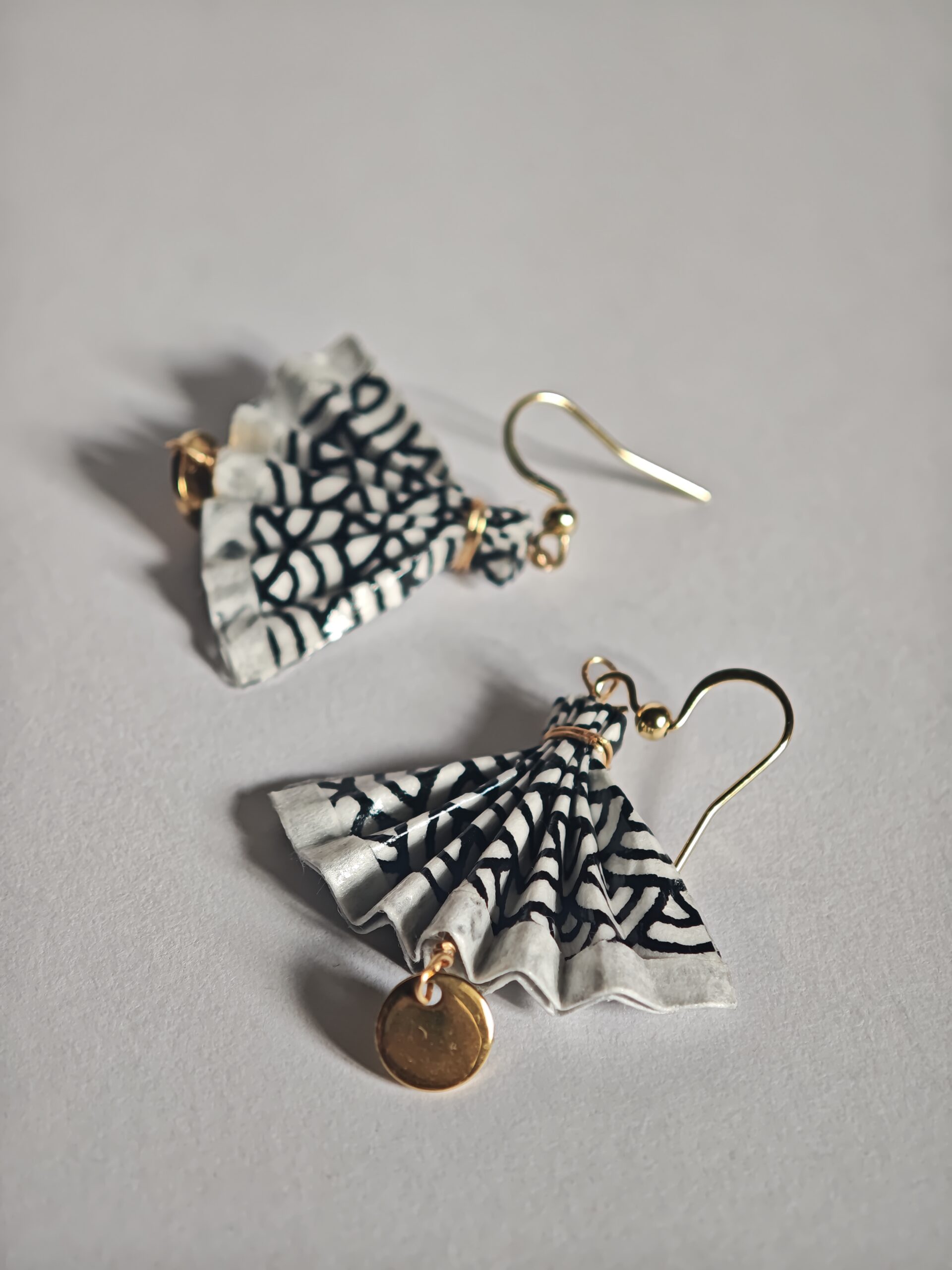 Boucles d’oreilles éventail en origami faites main en papier japonais washi, bijoux artisanaux légers inspirés du Japon